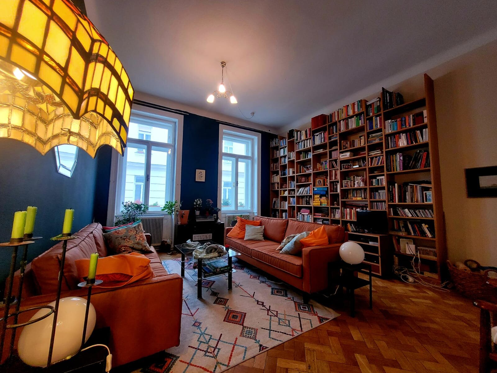 Bright living room with bookshelf & historic charm – 3-room apartment for short-term rental & temporary housing for 1 to 6 months in Vienna