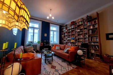 Bright living room with bookshelf & historic charm – 3-room apartment for short-term rental & temporary housing for 1 to 6 months in Vienna
