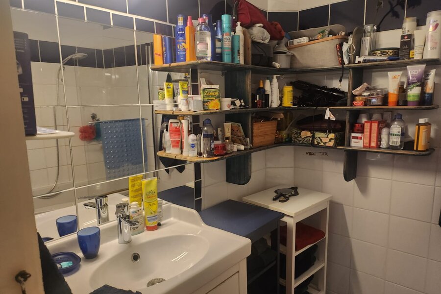 Spiegel und Regal Badezimmer | © Elisabeth Zinschitz