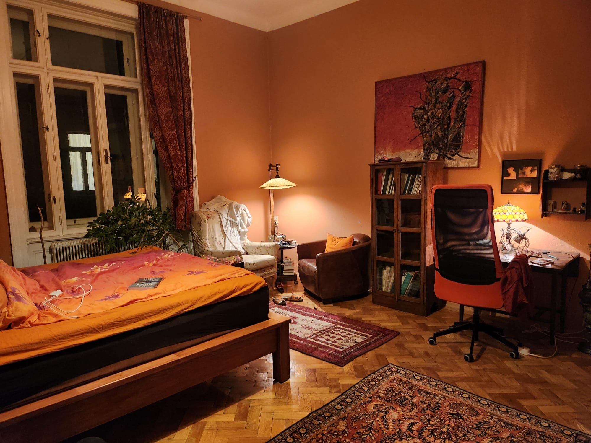 Schlafzimmer mit Sitzecke und Arbeitsplatz | © Elisabeth Zinschitz