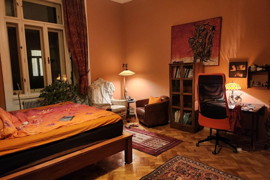 Schlafzimmer mit Sitzecke und Arbeitsplatz | © Elisabeth Zinschitz