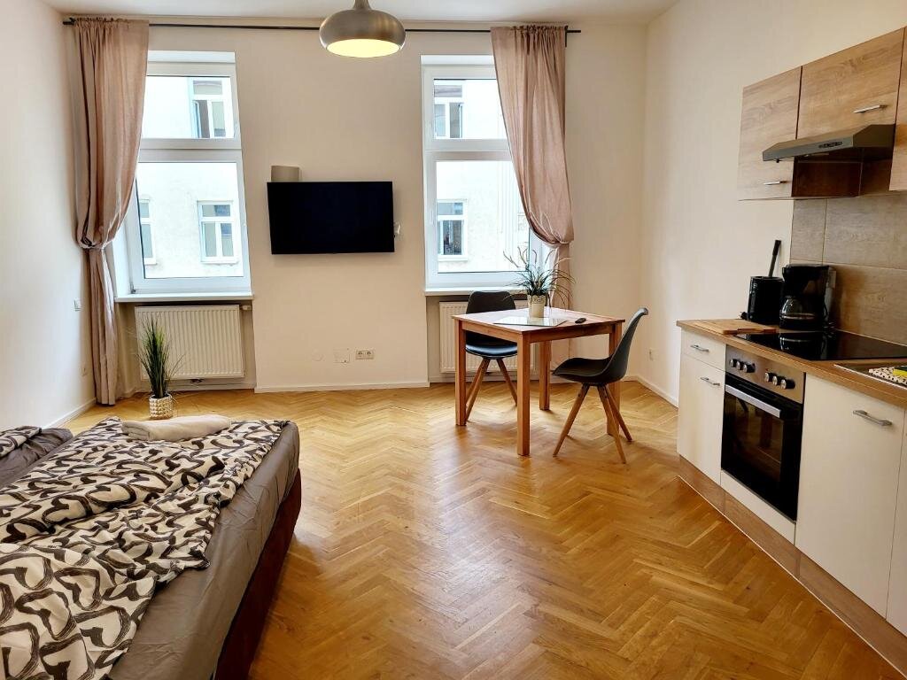 Furnished studio apartment with kitchenette & parquet floor – short-term rental Vienna, temporary housing for 1 to 6 months