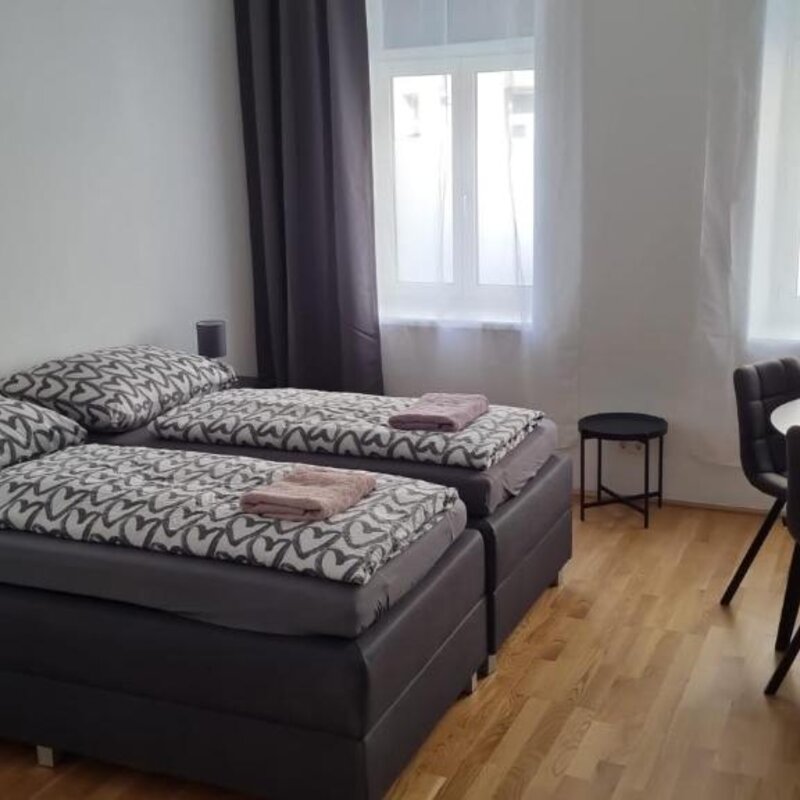 Helles Schlafzimmer mit Doppelbett & Esstisch – 2-Zimmer Wohnung, Kurzzeitmiete Wien, Wohnen auf Zeit 1 bis 6 Monate