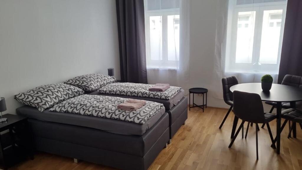 Helles Schlafzimmer mit Doppelbett & Esstisch – 2-Zimmer Wohnung, Kurzzeitmiete Wien, Wohnen auf Zeit 1 bis 6 Monate