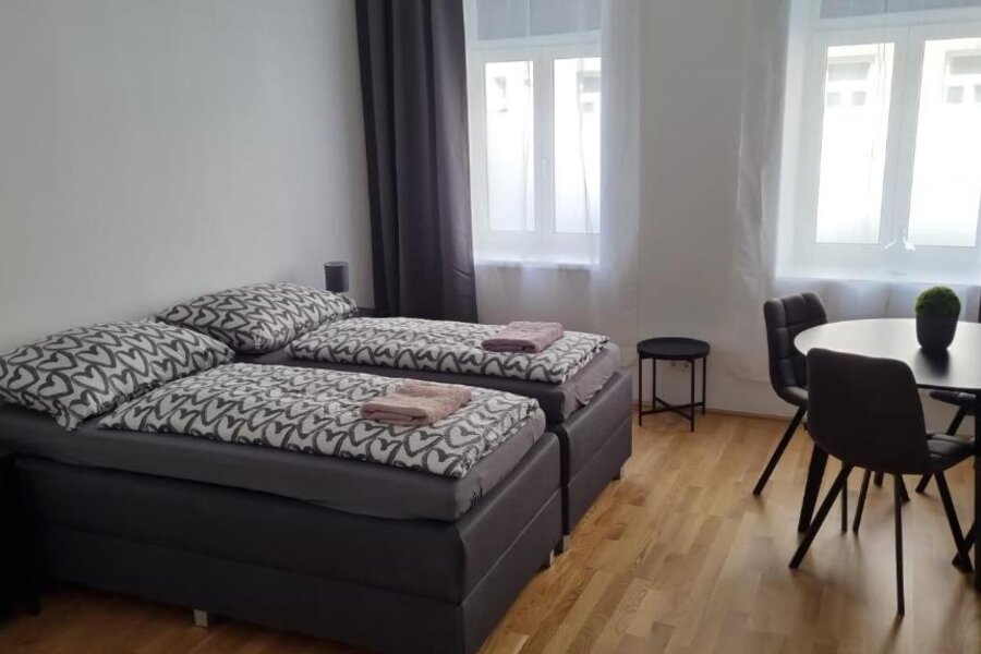 Helles Schlafzimmer mit Doppelbett & Esstisch – 2-Zimmer Wohnung, Kurzzeitmiete Wien, Wohnen auf Zeit 1 bis 6 Monate