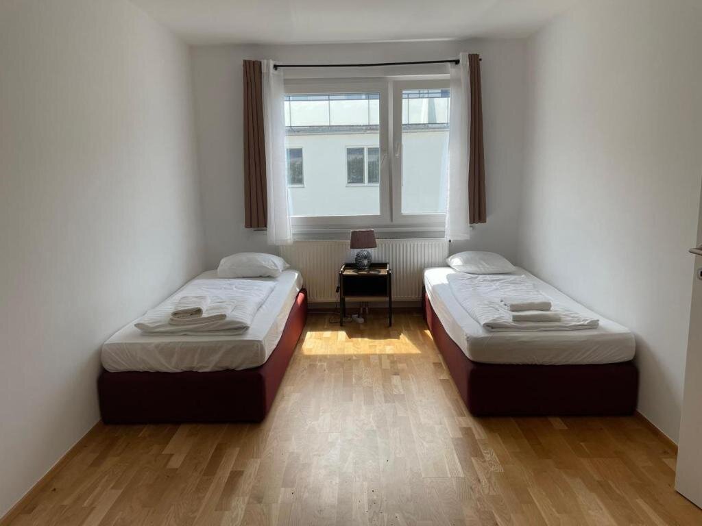 Bright bedroom with 2 single beds – 2-room apartment for short-term rental & temporary housing for 1 to 6 months in Vienna