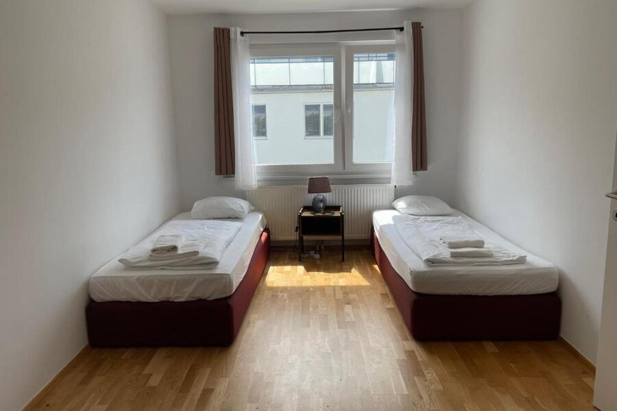 Bright bedroom with 2 single beds – 2-room apartment for short-term rental & temporary housing for 1 to 6 months in Vienna