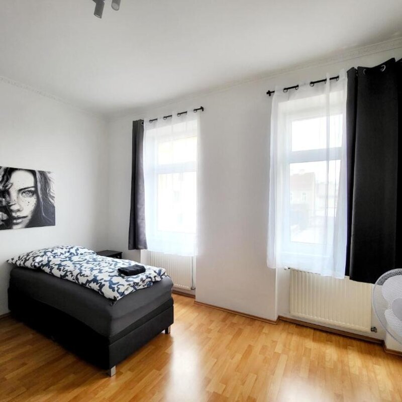 Helles Schlafzimmer mit Parkettboden & großen Fenstern – 4-Zimmer Apartment zur Kurzzeitmiete, Wohnen auf Zeit 1 bis 6 Monate, Wien