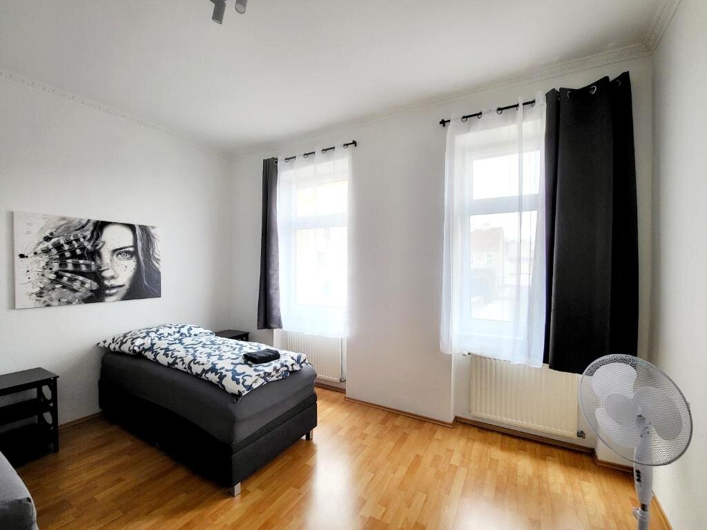 Helles Schlafzimmer mit Parkettboden & großen Fenstern – 4-Zimmer Apartment zur Kurzzeitmiete, Wohnen auf Zeit 1 bis 6 Monate, Wien