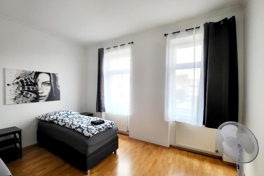 Helles Schlafzimmer mit Parkettboden & großen Fenstern – 4-Zimmer Apartment zur Kurzzeitmiete, Wohnen auf Zeit 1 bis 6 Monate, Wien