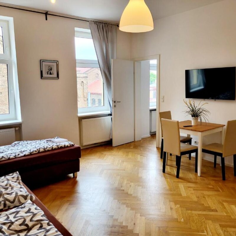 Helle 2-Zimmer Wohnung mit Parkettboden, Esstisch & TV – Kurzzeitmiete Wien, 1 bis 6 Monate Wohnen auf Zeit
