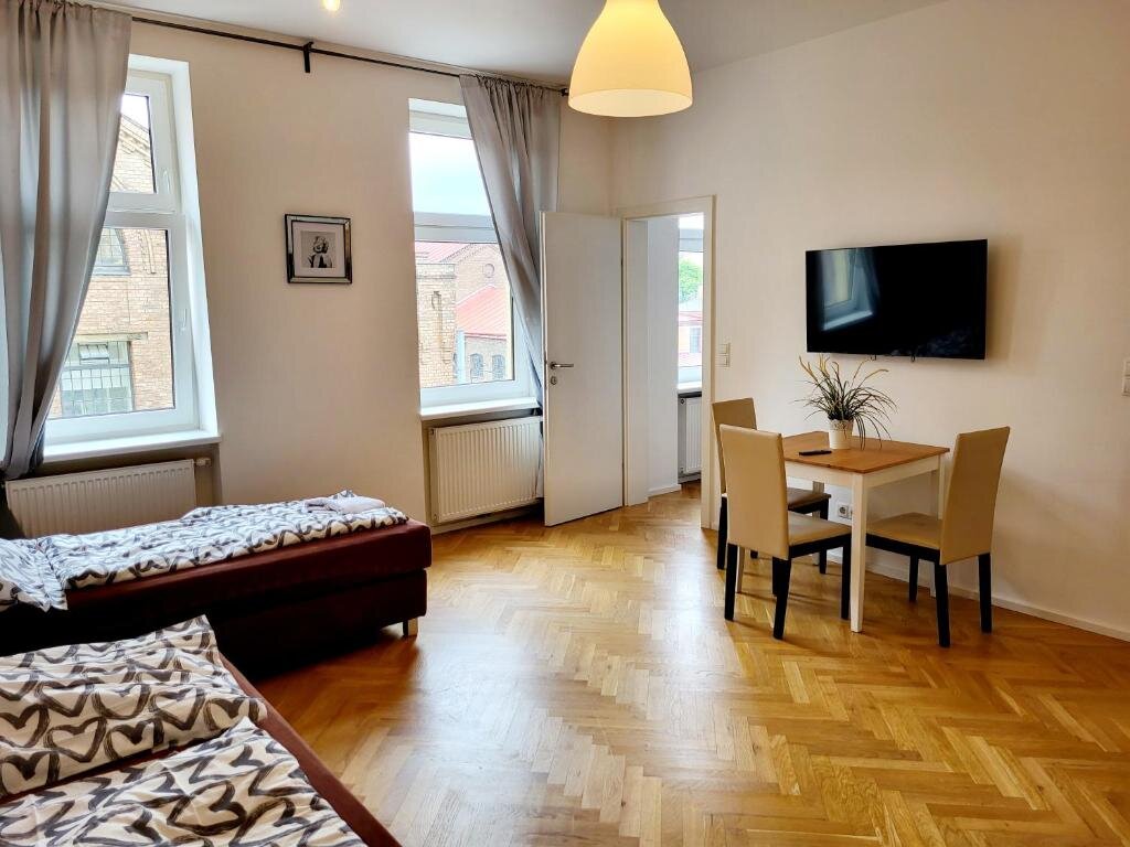 Helle 2-Zimmer Wohnung mit Parkettboden, Esstisch & TV – Kurzzeitmiete Wien, 1 bis 6 Monate Wohnen auf Zeit