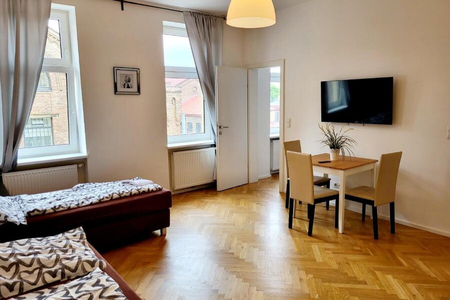 Helle 2-Zimmer Wohnung mit Parkettboden, Esstisch & TV – Kurzzeitmiete Wien, 1 bis 6 Monate Wohnen auf Zeit