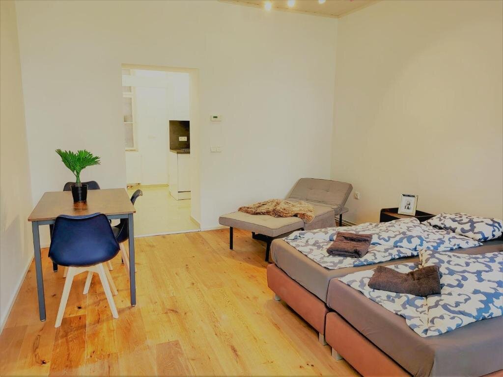 Helles 1-Zimmer Apartment mit Holzboden & Essbereich – Kurzzeitmiete Wien, Wohnen auf Zeit für 1 bis 6 Monate