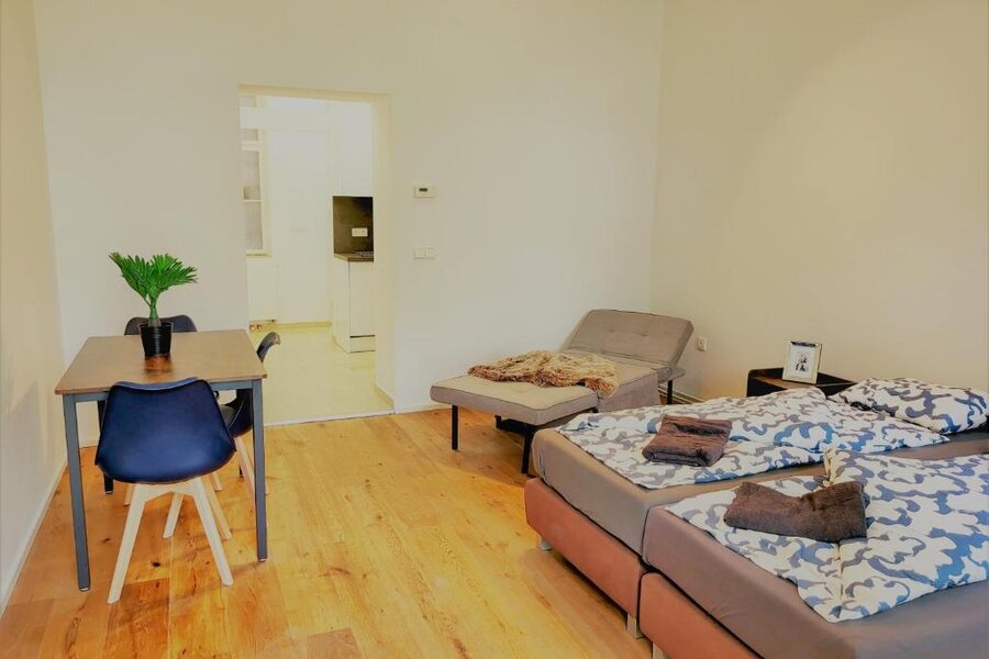 Helles 1-Zimmer Apartment mit Holzboden & Essbereich – Kurzzeitmiete Wien, Wohnen auf Zeit für 1 bis 6 Monate