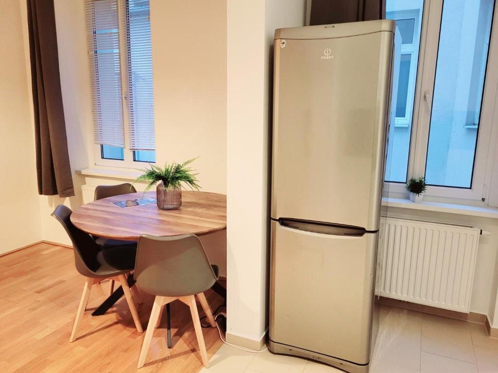 Furnished dining area & kitchen: 2-room apartment for short-term rental & temporary housing, 1 to 6 months, Floridsdorf