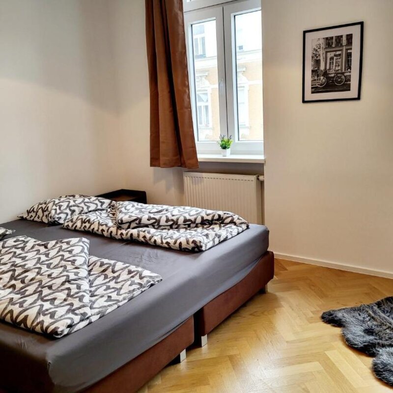 Helles Schlafzimmer mit Doppelbett, Parkettboden – 2-Zimmer Wohnung, Kurzzeitmiete & Wohnen auf Zeit 1 bis 6 Monate, Wien