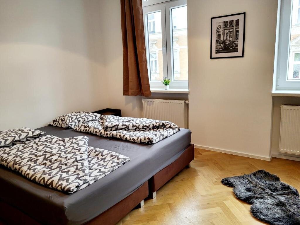 Helles Schlafzimmer mit Doppelbett, Parkettboden – 2-Zimmer Wohnung, Kurzzeitmiete & Wohnen auf Zeit 1 bis 6 Monate, Wien