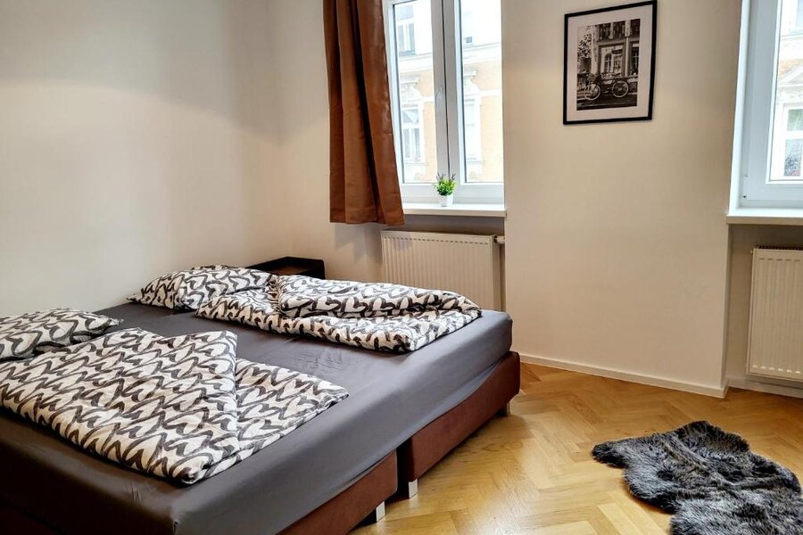 Helles Schlafzimmer mit Doppelbett, Parkettboden – 2-Zimmer Wohnung, Kurzzeitmiete & Wohnen auf Zeit 1 bis 6 Monate, Wien