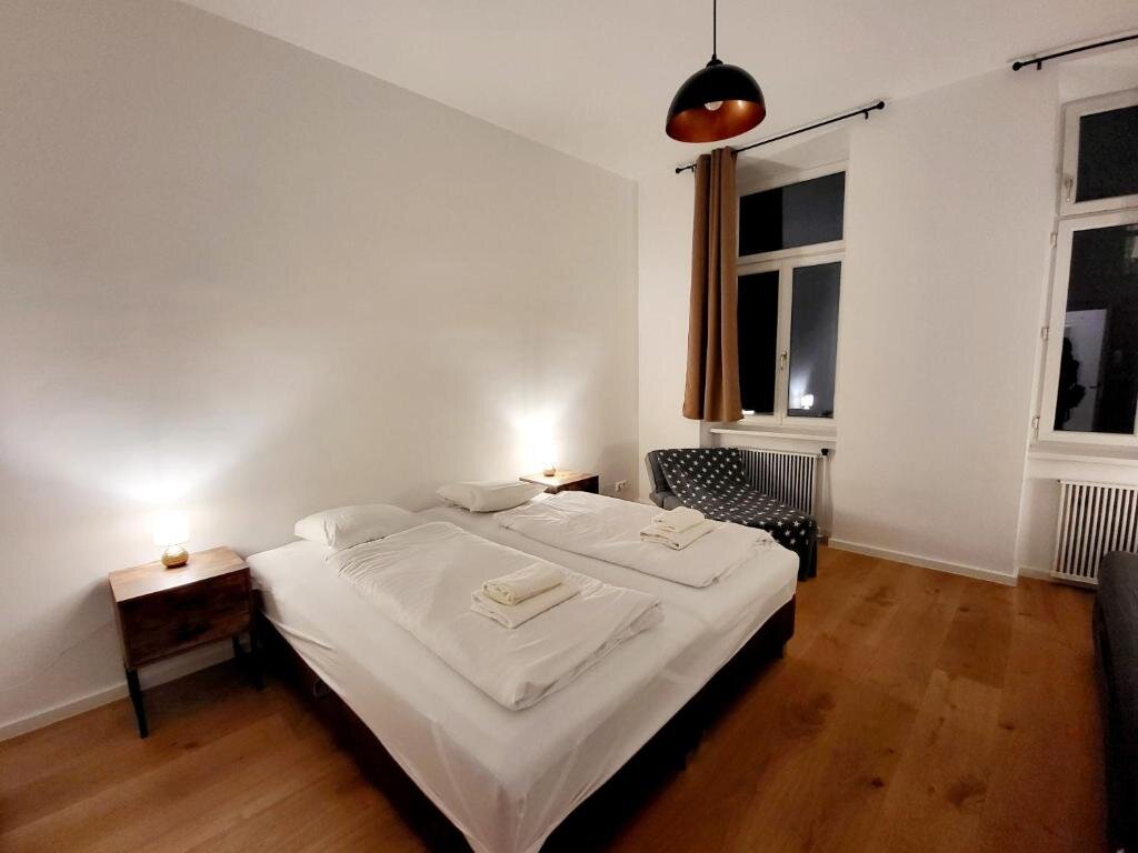 Helles Schlafzimmer mit Doppelbett, Holzboden & modernem Licht – 4-Zimmer Apartment zur Kurzzeitmiete, Wohnen auf Zeit für 1 bis 6 Monate in Wien.