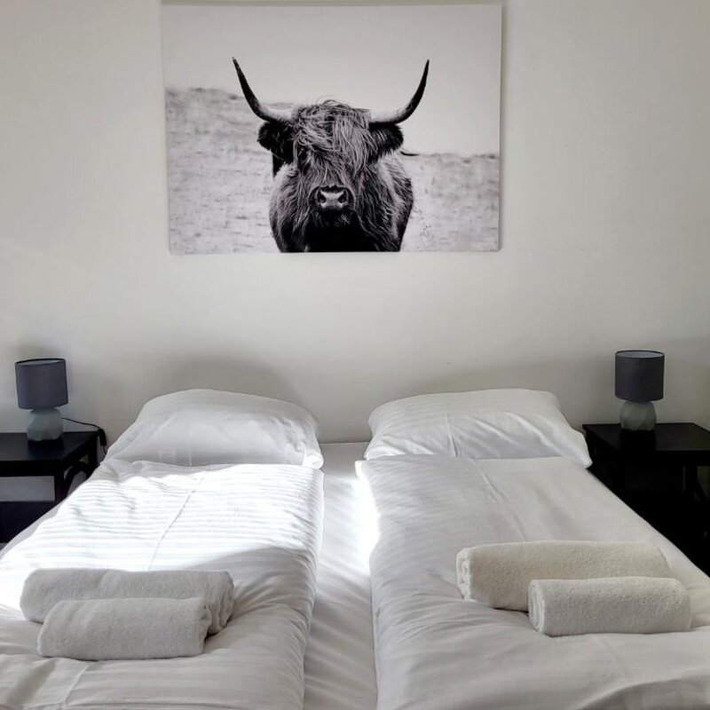 Helles Schlafzimmer mit Doppelbett & Deko – 1-Zimmer Apartment zur Kurzzeitmiete & Wohnen auf Zeit für 1 bis 6 Monate in Wien