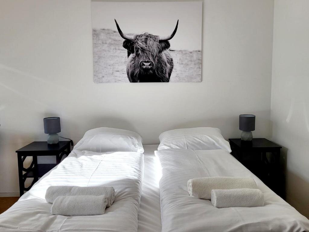 Helles Schlafzimmer mit Doppelbett & Deko – 1-Zimmer Apartment zur Kurzzeitmiete & Wohnen auf Zeit für 1 bis 6 Monate in Wien