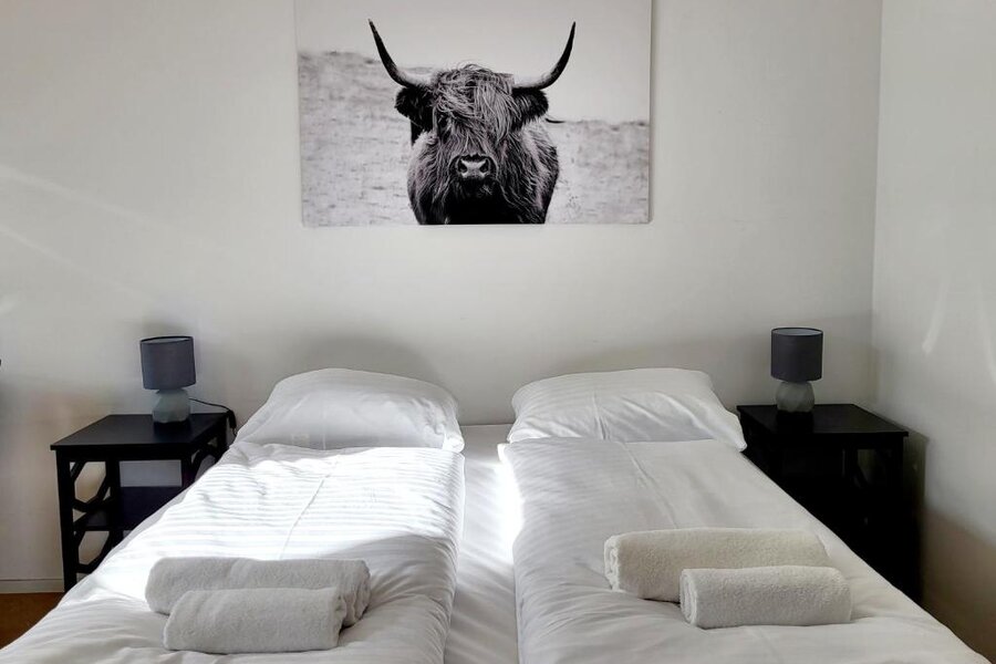 Helles Schlafzimmer mit Doppelbett & Deko – 1-Zimmer Apartment zur Kurzzeitmiete & Wohnen auf Zeit für 1 bis 6 Monate in Wien