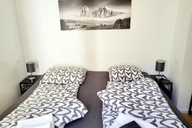 Gemütliches Schlafzimmer mit Doppelbett – 3-Zimmer Wohnung zur Kurzzeitmiete, Wohnen auf Zeit 1 bis 6 Monate, Wien