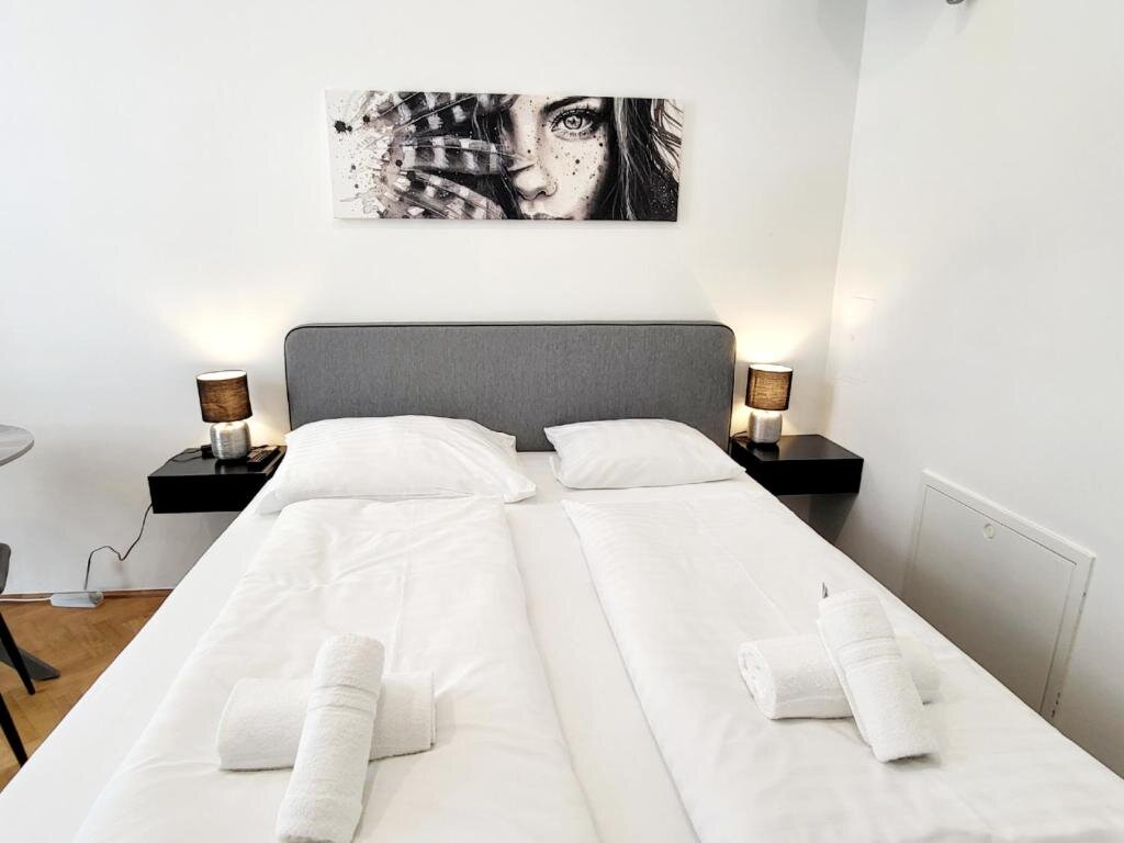 Bright bedroom with double bed – 1-room apartment for short-term rental, temporary housing for 1 to 6 months in Vienna