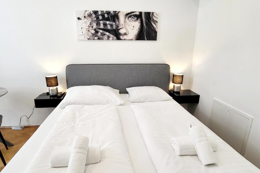 Bright bedroom with double bed – 1-room apartment for short-term rental, temporary housing for 1 to 6 months in Vienna