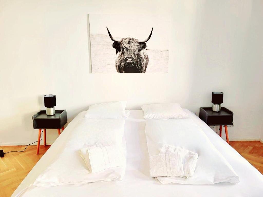 Bright bedroom with double bed – 1-room apartment for short-term rental & temporary housing for 1 to 6 months in Vienna