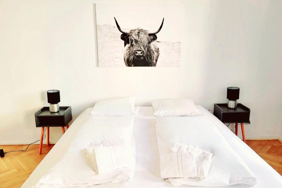 Bright bedroom with double bed – 1-room apartment for short-term rental & temporary housing for 1 to 6 months in Vienna
