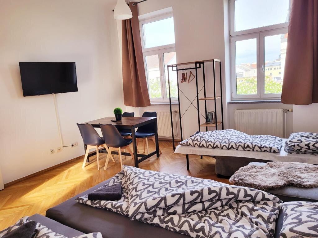 Bright 2-room apartment with dining area & TV – short-term rental & temporary housing for 1 to 6 months in Vienna