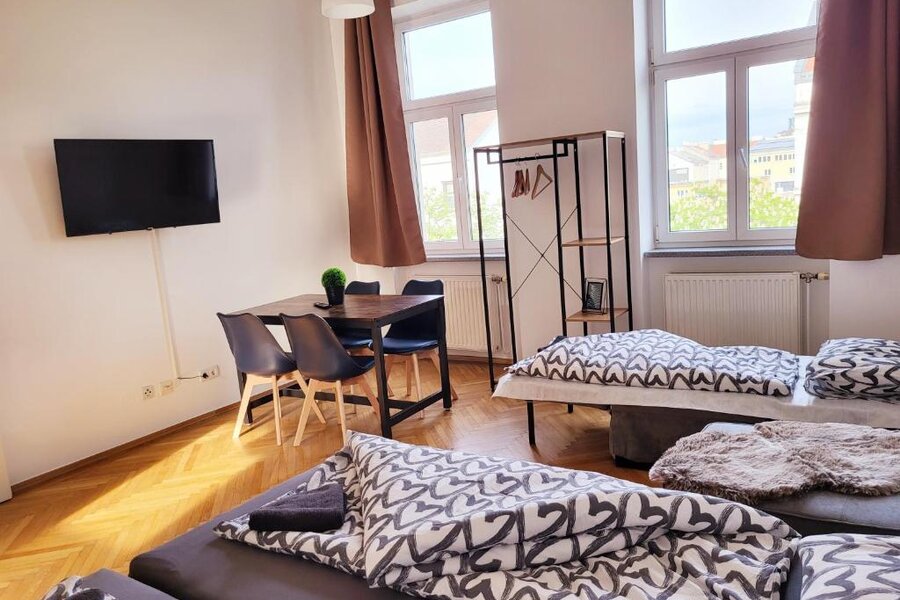 Bright 2-room apartment with dining area & TV – short-term rental & temporary housing for 1 to 6 months in Vienna