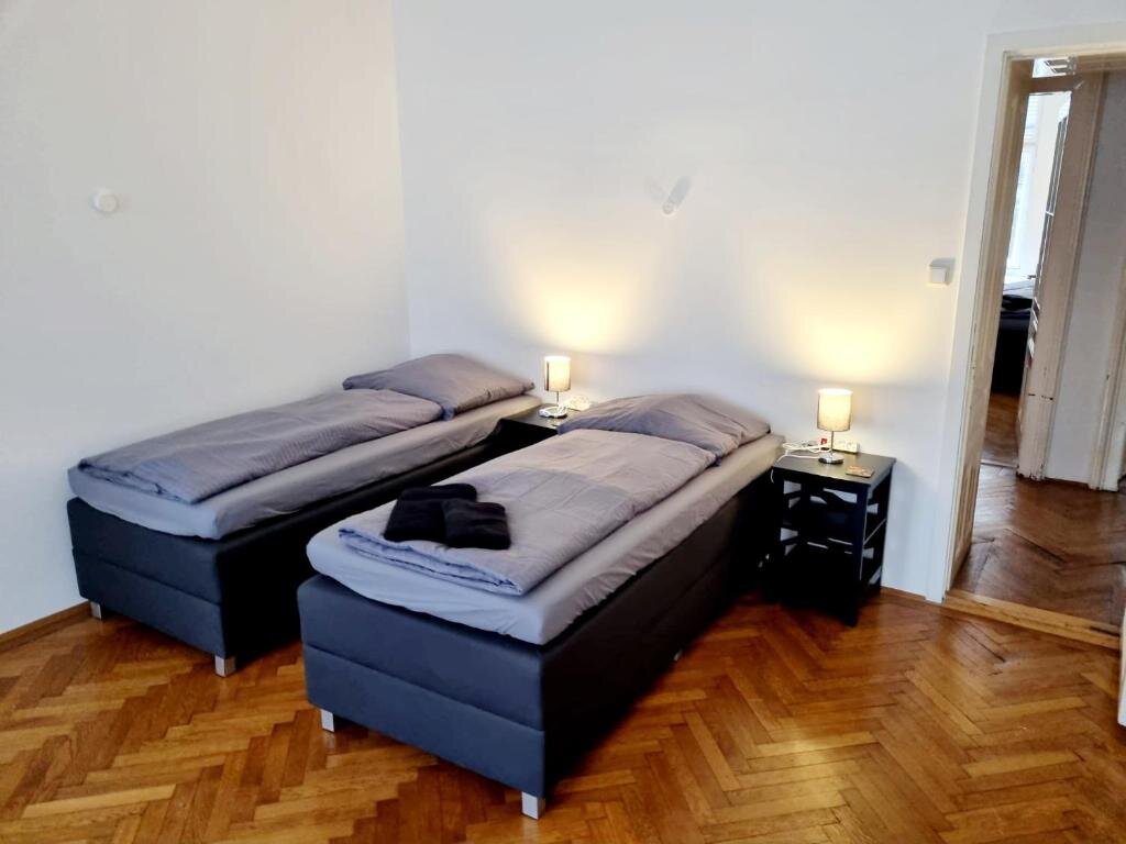 Helles Schlafzimmer mit zwei Einzelbetten – 4-Zimmer Apartment zur Kurzzeitmiete, Wohnen auf Zeit 1 bis 6 Monate, Wien