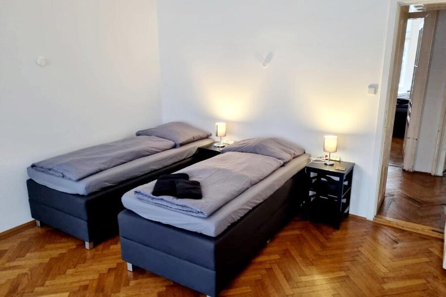 Helles Schlafzimmer mit zwei Einzelbetten – 4-Zimmer Apartment zur Kurzzeitmiete, Wohnen auf Zeit 1 bis 6 Monate, Wien
