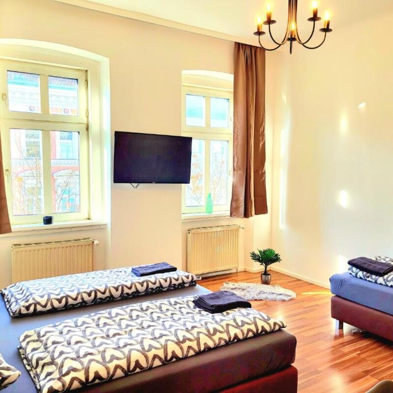 Bright room with 3 beds & TV – 3-room apartment, short-term rental Vienna, 1 to 6 months