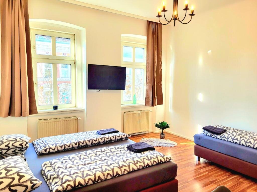 Bright room with 3 beds & TV – 3-room apartment, short-term rental Vienna, 1 to 6 months