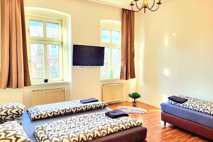 Bright room with 3 beds & TV – 3-room apartment, short-term rental Vienna, 1 to 6 months