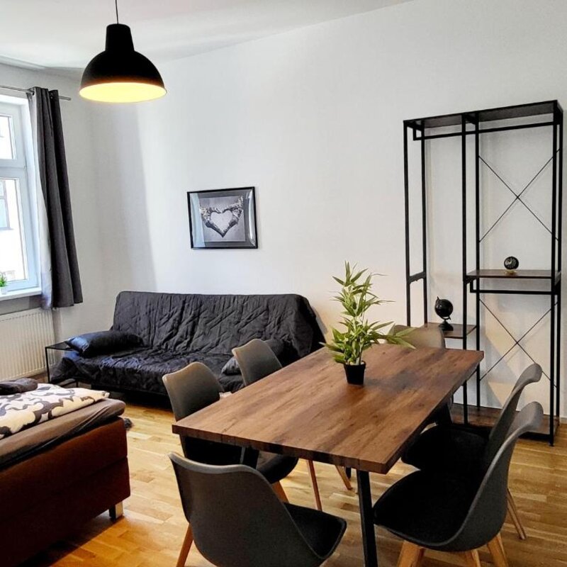 Helles Wohnzimmer mit Esstisch & Sofa – 2-Zimmer Wohnung zur Kurzzeitmiete, Wohnen auf Zeit 1–6 Monate, Wien
