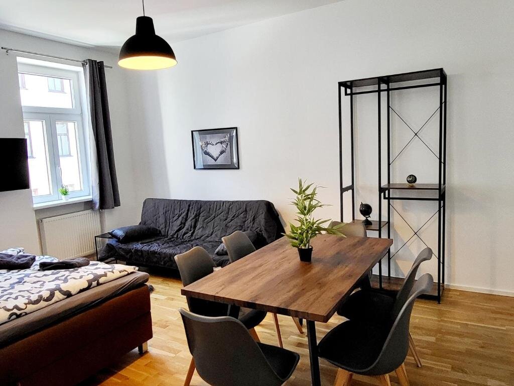 Helles Wohnzimmer mit Esstisch & Sofa – 2-Zimmer Wohnung zur Kurzzeitmiete, Wohnen auf Zeit 1–6 Monate, Wien