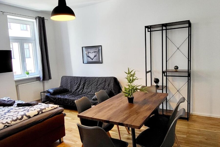 Helles Wohnzimmer mit Esstisch & Sofa – 2-Zimmer Wohnung zur Kurzzeitmiete, Wohnen auf Zeit 1–6 Monate, Wien