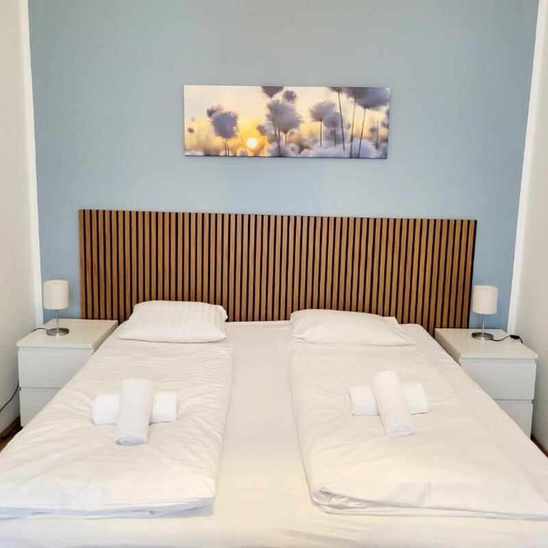 Helles Schlafzimmer mit Doppelbett – 2-Zimmer Apartment zur Kurzzeitmiete & Wohnen auf Zeit für 1 bis 6 Monate in Wien