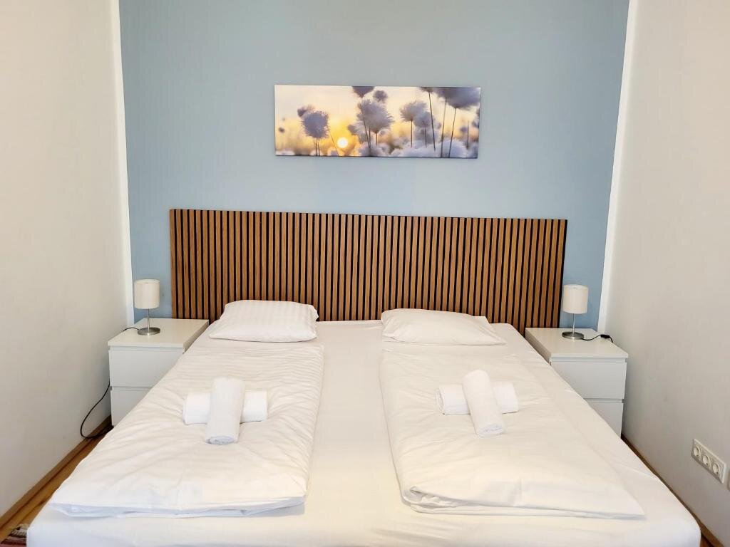 Helles Schlafzimmer mit Doppelbett – 2-Zimmer Apartment zur Kurzzeitmiete & Wohnen auf Zeit für 1 bis 6 Monate in Wien