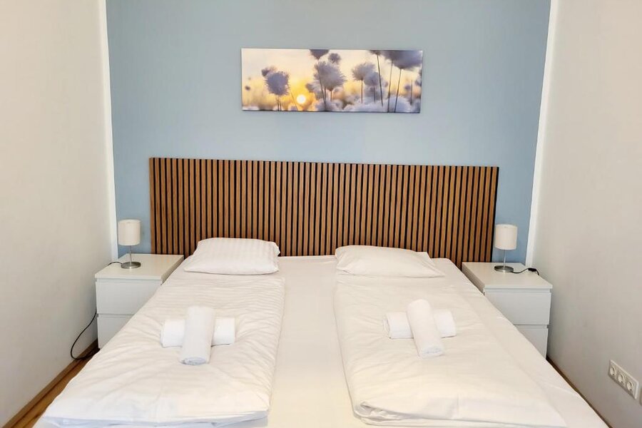Helles Schlafzimmer mit Doppelbett – 2-Zimmer Apartment zur Kurzzeitmiete & Wohnen auf Zeit für 1 bis 6 Monate in Wien