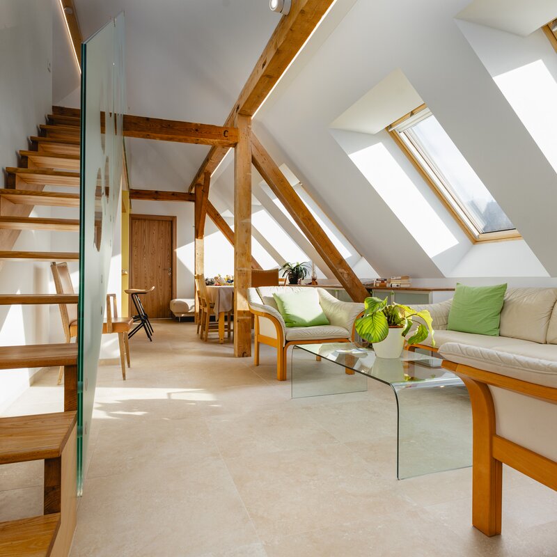 Helles Penthouse mit Holzbalken & Dachfenstern – 4-Zimmer Kurzzeitmiete, Wohnen auf Zeit für 1 bis 6 Monate, Oberalm