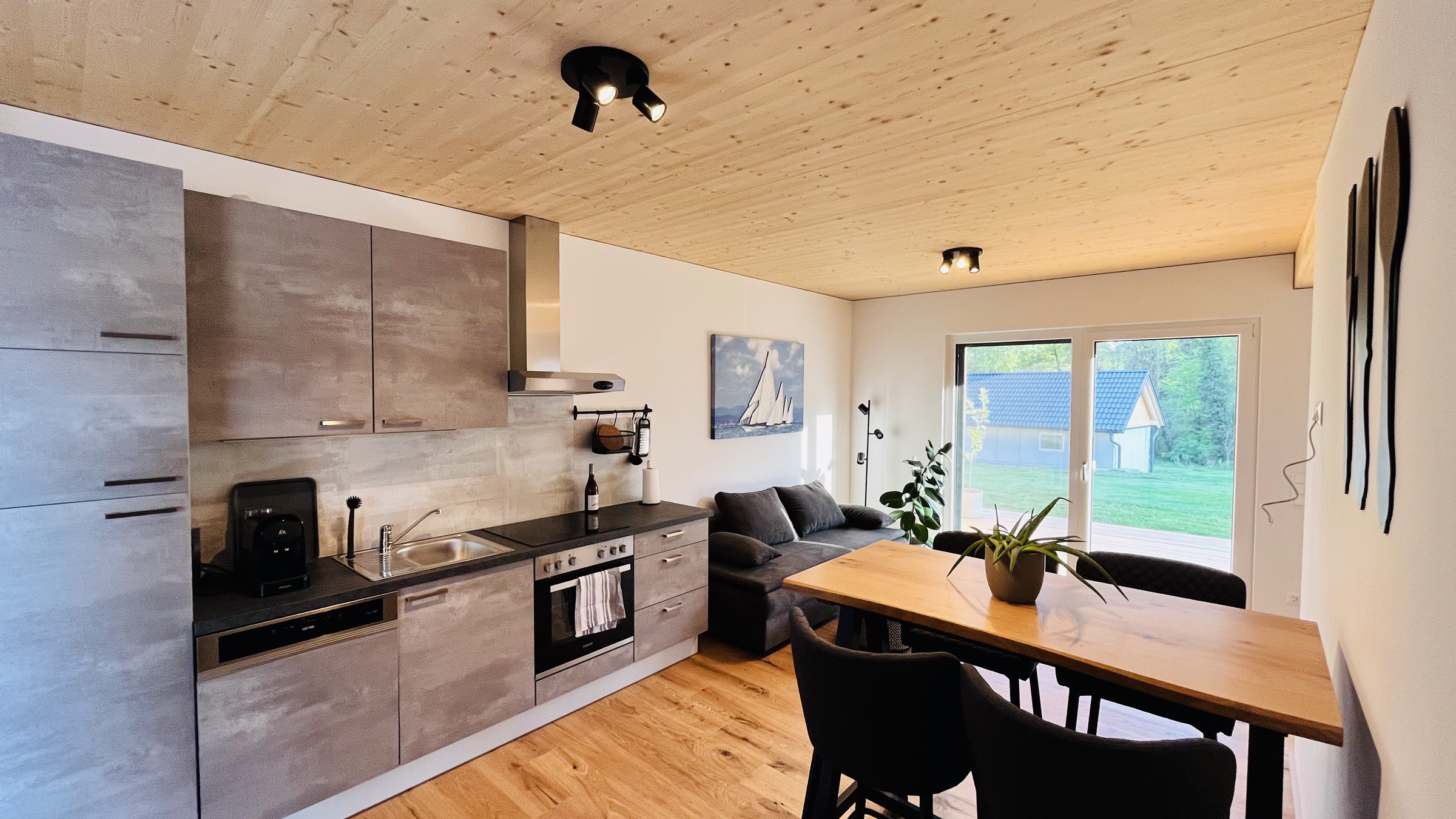Offene Küche, Essbereich & Wohnzone: 2-Zimmer Apartment zur Kurzzeitmiete, Wohnen auf Zeit 1–6 Monate, Stubenberg