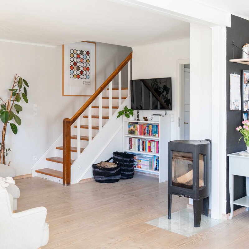 Wohnzimmer mit Kamin & Treppe – Haus zur Kurzzeitmiete, Wohnen auf Zeit für 1 bis 6 Monate in Salzburg