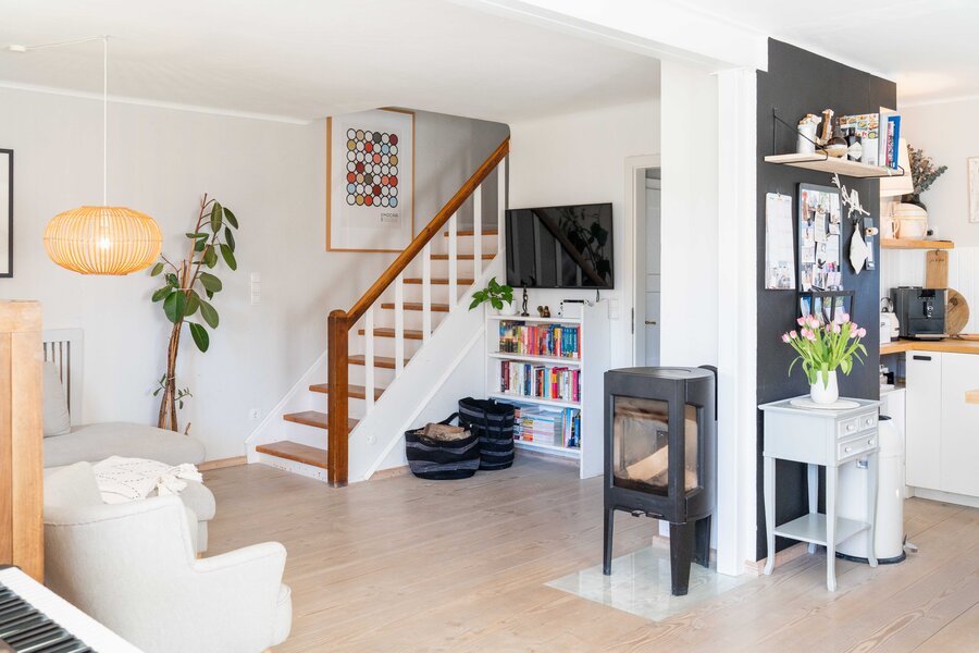 Wohnzimmer mit Kamin & Treppe – Haus zur Kurzzeitmiete, Wohnen auf Zeit für 1 bis 6 Monate in Salzburg
