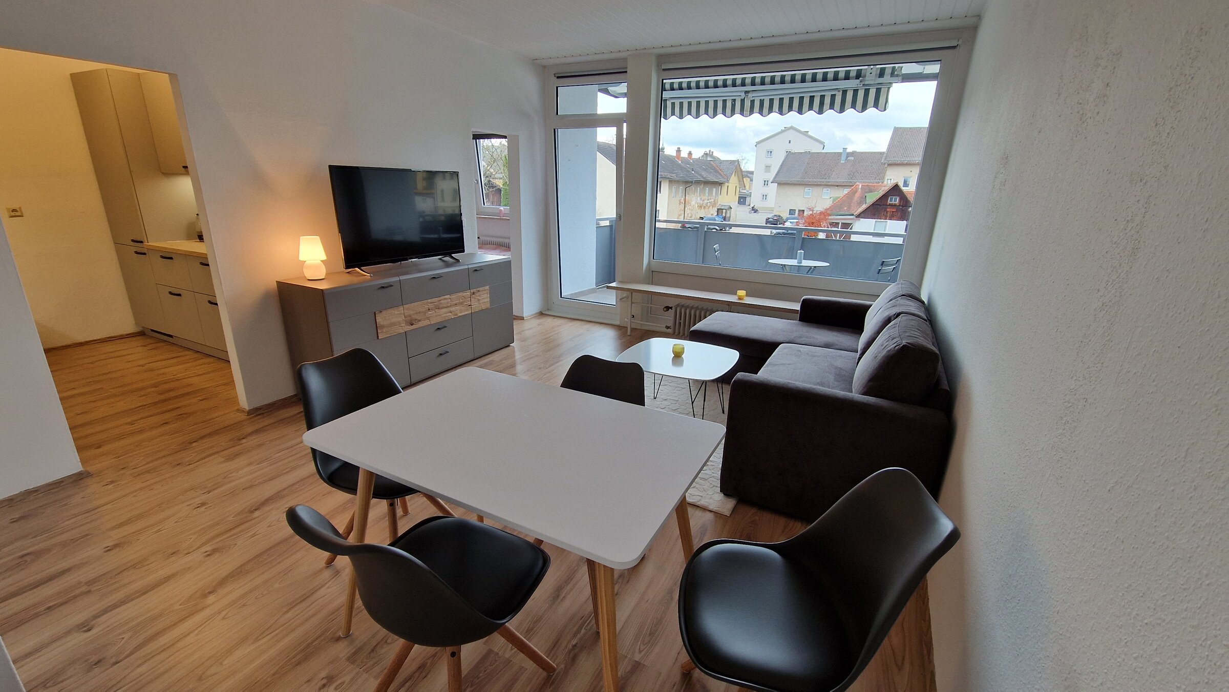 Bright living area with dining table & balcony – 2-room apartment, short-term rental & temporary housing for 1 to 6 months in Freilassing
